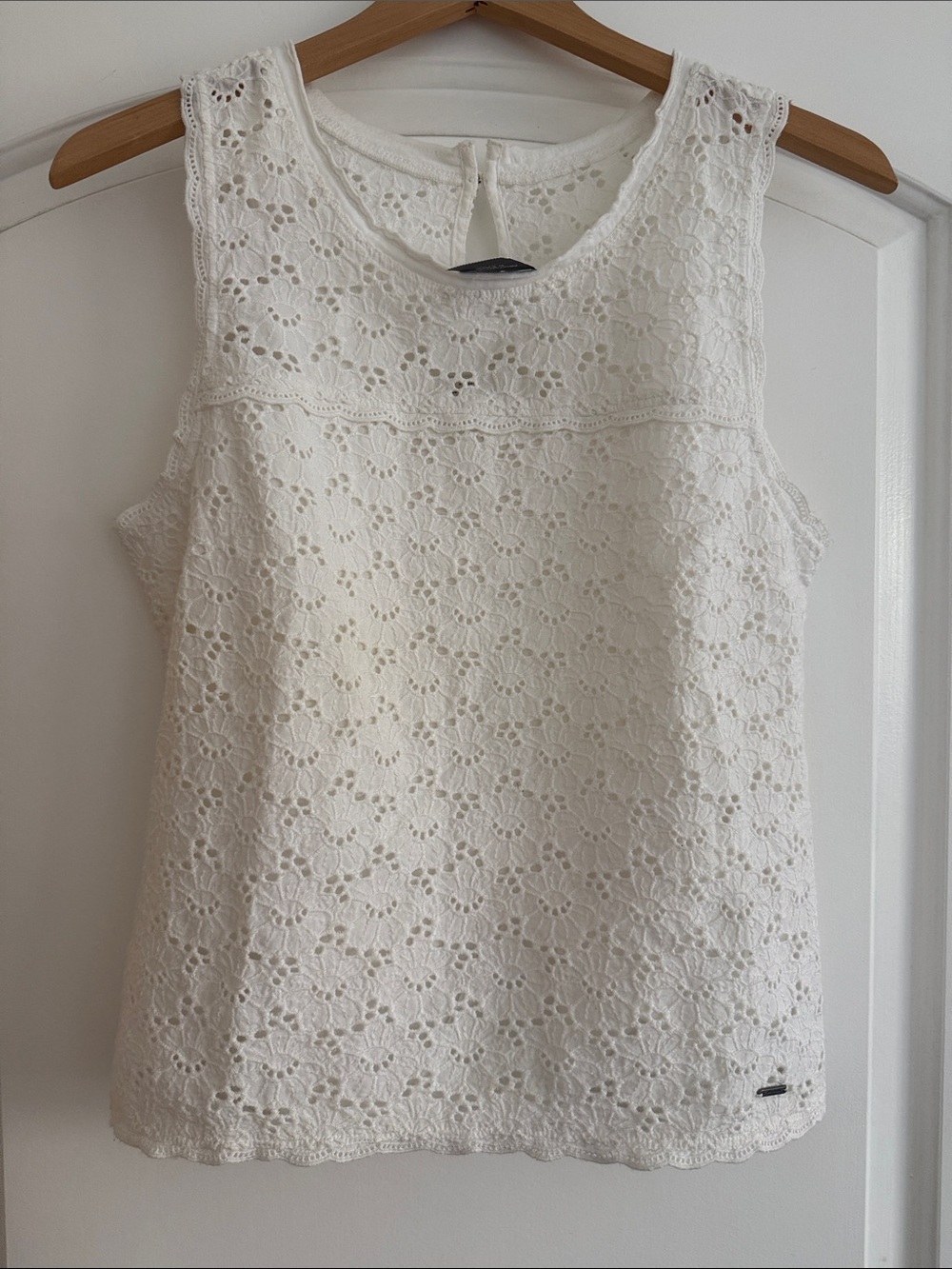 Abercrombie & Fitch White Eyelet Lace Sleeveless Top, Size M NWT